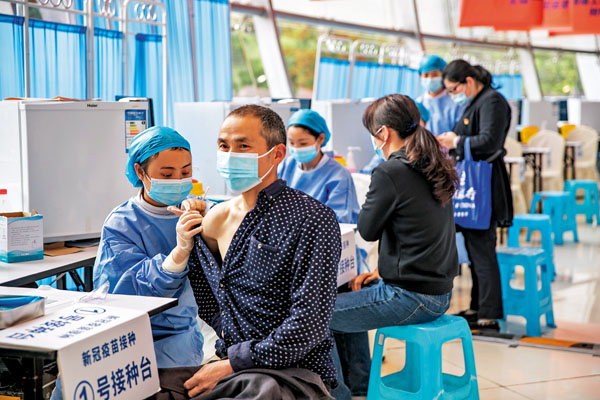 ● 在重慶市南岸區江南體育中心新冠疫苗臨時集中接種點，醫務人員為居民接種新冠疫苗。 新華社