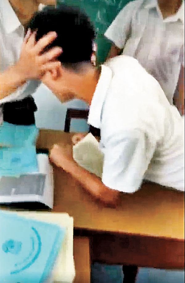 ●對待欺凌別人的學生，教育局一直心慈手軟。圖為港生頭部遭同學推撞。 資料圖片