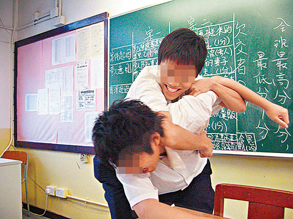 ●香港教育局經常強調對欺凌「零容忍」，惟實際上卻疏漏處處。圖為港生欺凌同學示意圖。 資料圖片