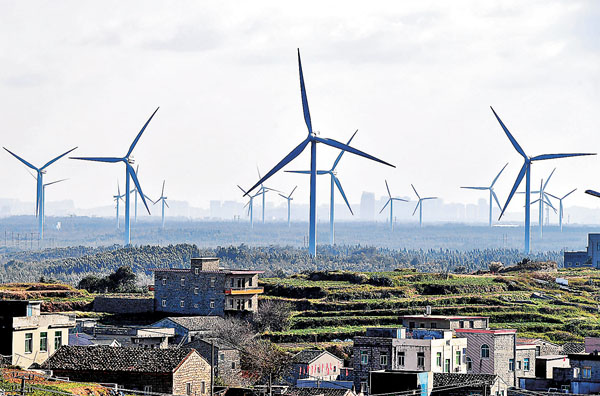 ●中國可再生能源開發利用規模穩居世界第一，為能源綠色低碳轉型提供強大支撐。圖為福建平潭，風力發電機組正在將海風轉化為電能。 中新社