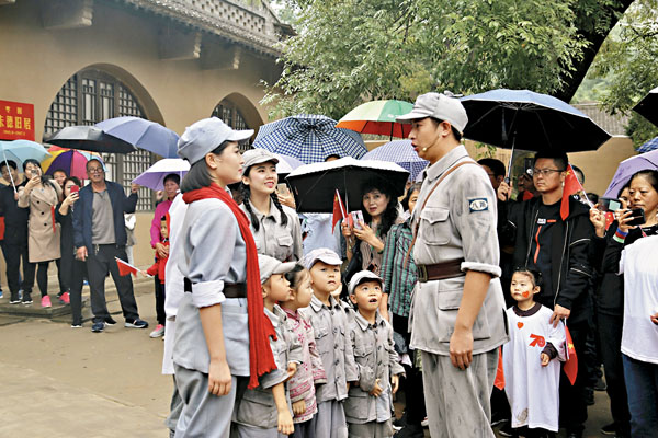 ● 延安紅色景區內的快閃情景劇備受遊客歡迎。香港文匯報記者李陽波  攝