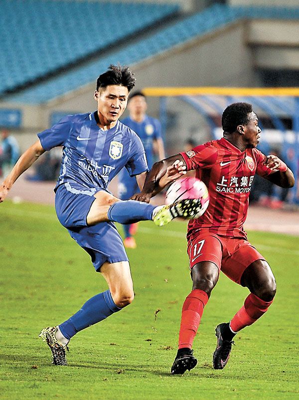 ●周雲（左）在上屆中超助江蘇蘇寧奪冠。 資料圖片