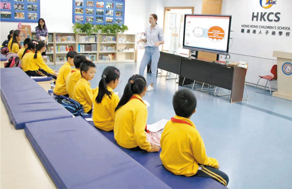 ● 在深港人吳舒景說，小孩讀書可以申請進入公立學校，解決了最大的後顧之憂。圖為早前深圳羅湖港人子弟學校教室。 網上圖片