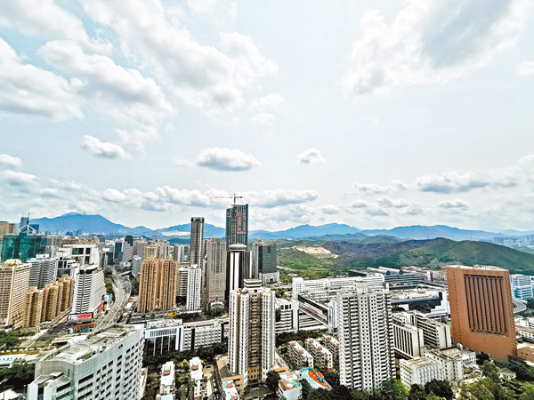 ●沿深圳河北面，匯集眾多住宅小區和商務寫字樓、酒店。 香港文匯報 記者李望賢 攝
