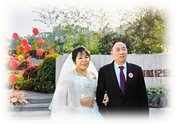 ●新娘陳茂秀與新郎易澤成日前在重慶璧山區的西郊福壽園舉辦婚禮，新婚夫婦以此祭奠、致敬遺體器官捐獻者。 香港文匯報記者孟冰 攝