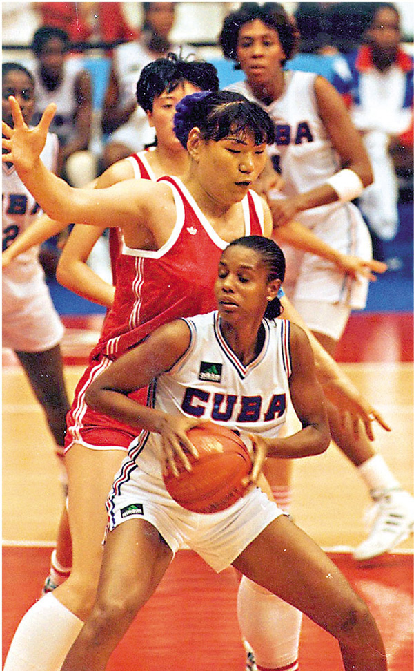 ●鄭海霞（左）在1992年帶領中國女籃奪得奧運銀牌。  中新社