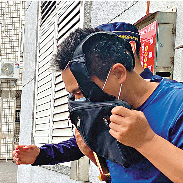 ●涉肇事工程車的工程包商義祥工業社負責人李義祥離開法院時以包遮臉。 中央社