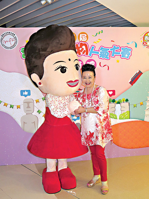 ●薛家燕跟「家燕媽媽」吉祥物合影。