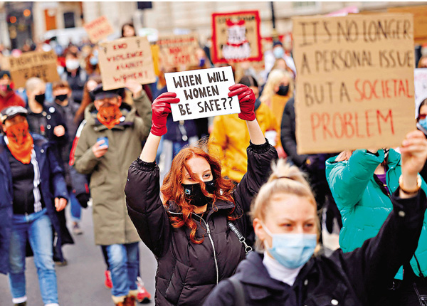 ●英民眾示威遊行，抗議國會正審議的擴大警權法案。 法新社