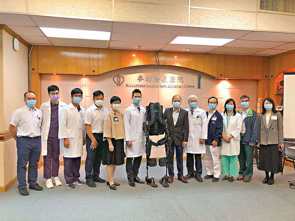 ●港島西醫院聯網脊髓損傷復康團是醫管局首個獲認證的「復康機械腳」培訓團隊。 香港文匯報記者 攝