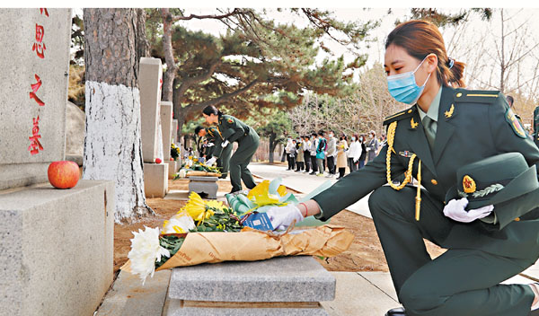 ● 青年學子向烈士墓敬獻花束。 香港文匯報記者于珈琳 攝