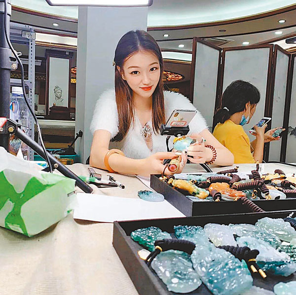 ●主播月月曾創下一場直播銷售百萬元的紀錄。