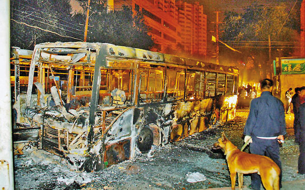 ●在「7.5」事件現場，車輛被燒成空殼。 資料圖片