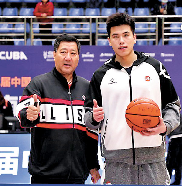 ●黎璋霖（右）成為CUBA歷史得分王。  CUBA微博圖片