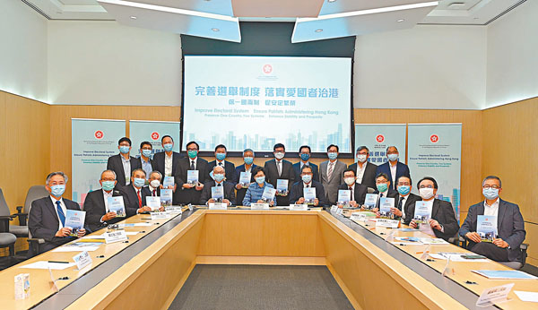 ●林鄭月娥（前排左六）、黃偉綸（前排左七）與陳帆（前排左五）與工程界代表合照。