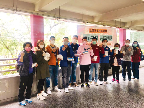 ● 莫慕潔（左二）積極支援抗疫活動，期望早日實現「清零」。圖為她參與「北區社區抗疫連線」組織的活動，向區內居民派發防疫用品。
