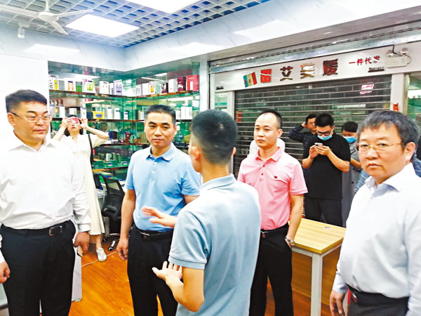 方向東（右一）與曼哈商業等領導參觀入駐商家。