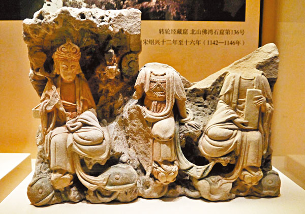 ●千年的歲月輪轉，在大足石刻造像上留下「傷痕」，該菩薩組像出現多處殘損。