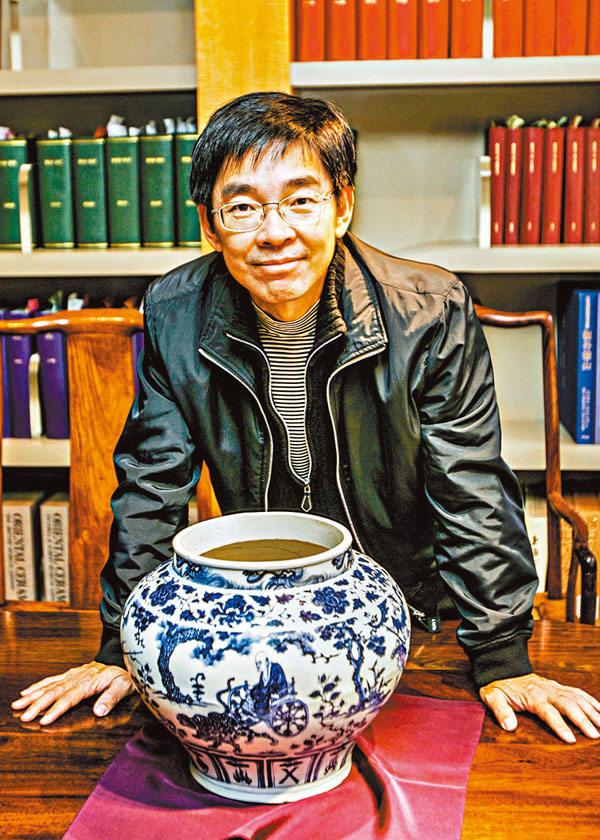 ●作者近距離鑑賞青花「鬼谷子下山圖」罐。