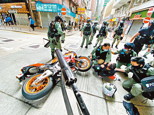 ●「港獨」暴徒唐英傑駕機車撞向警員後炒車被擒。資料圖片