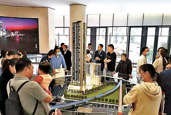 ●去年下半年深圳二手房漲幅達數成，並推高新房漲價的壓力。圖為深圳龍華一樓盤的銷售現場。 資料圖片