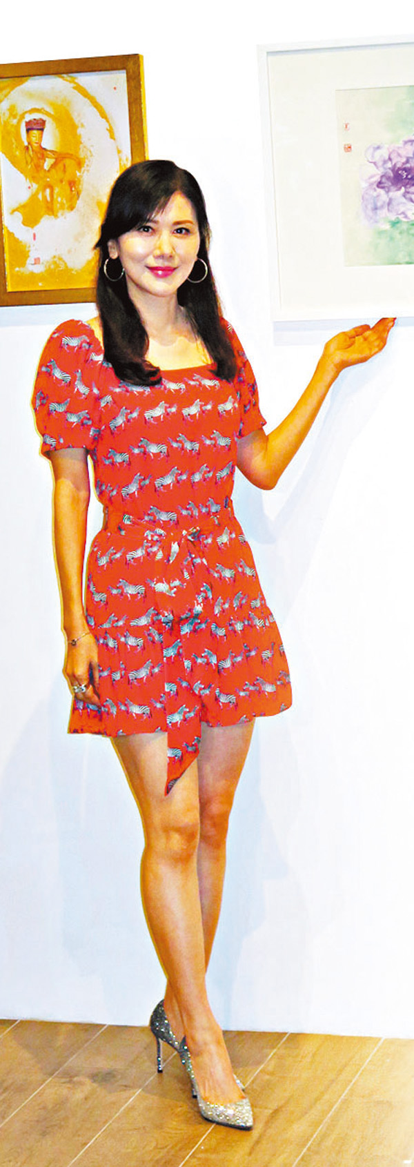 ● 朱潔儀拿出以春天盛放的花作主題的畫作拍賣。