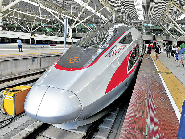 ●廈深高鐵列車提速至時速250公里，廈深兩地最快時間壓縮至2.5小時。 香港文匯報記者郭若溪 攝