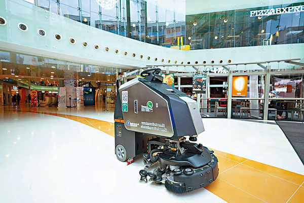 ● 全自動「清潔機械人」毋須人手操作下可全天候清潔及消毒。