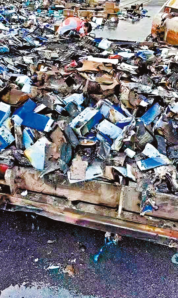 大批智能手機在火警中焚毀。網上圖片