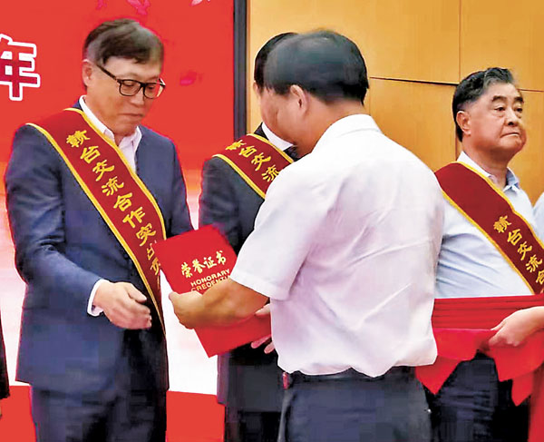 ● 江西省台辦系統於2019年9月授予江瑜（左一）「贛台交流合作突出貢獻人物」獎。 香港文匯報江西傳真