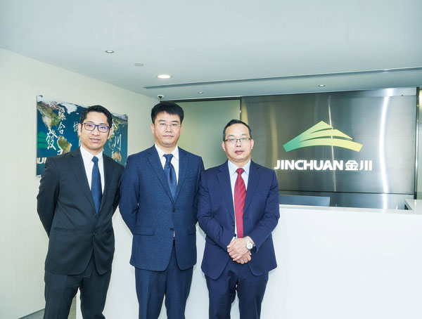 ●金川國際管理層，執行董事兼行政總裁郜天鵬（右），財務總監及公司秘書黃學斌（左），風險管控總監王金星（中）。