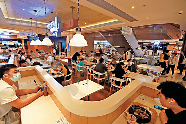 ● 食肆堂食每枱食客人數和夜巿打烊時間有望4月底放寬。 香港文匯報記者 攝