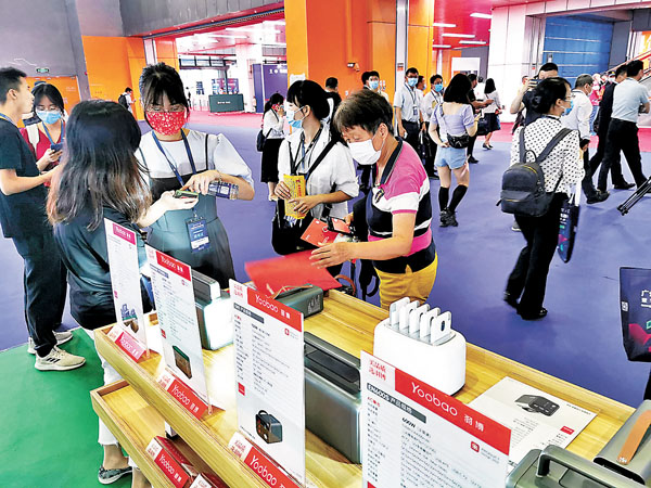 ●4月12日，首屆廣州國際電子及電器博覽會開幕，逾千家電子及家電企業實地參展。圖為東莞市羽博通訊設備有限公司展櫃。 香港文匯報記者帥誠  攝