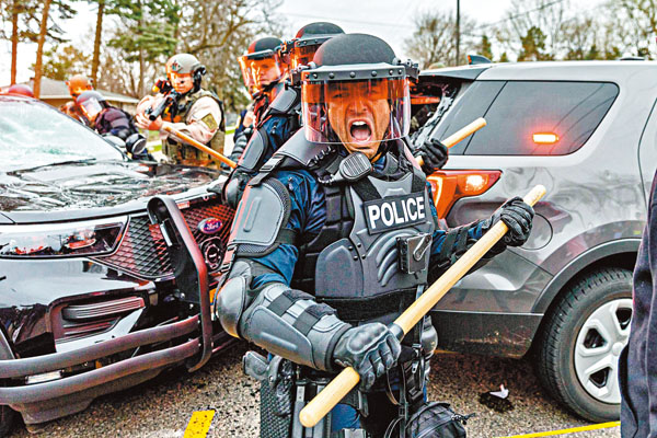 ● 大批警員出動驅散示威者。 法新社