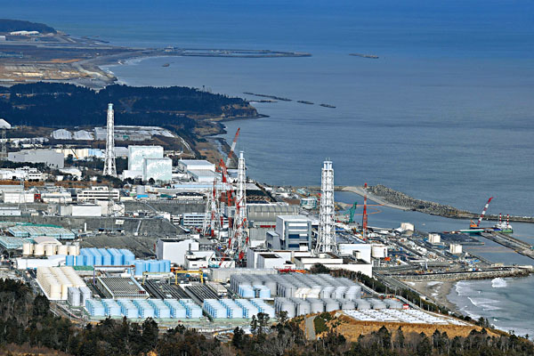 ● 日本政府13日決定，福島第一核電站核污水將排入大海。圖為日本福島第一核電站和核污水儲水罐。 新華社/共同社