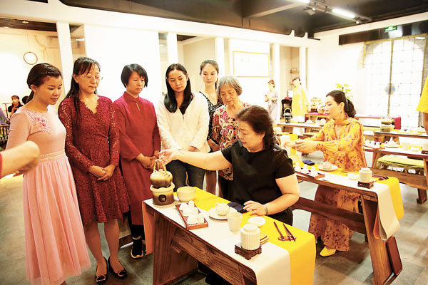 ●吳雅真為學生們展示「閩式工夫茶」流程。