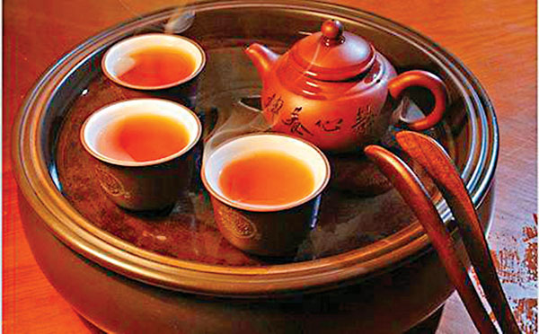 ●潮汕工夫茶茶杯一般只設三個，形成「品」字形。 網上圖片