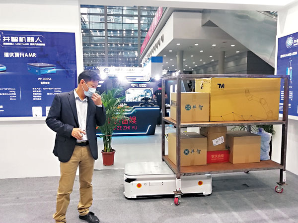 ●龍華一企業研發的物流倉儲機器人可托起和移動一噸重貨物