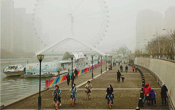 ●中國現代國際關係研究院研究員陳鳳英表示，氣候變化問題是全球性難題，中美兩國在此方面存在着合作的必要性。圖為早前沙塵暴中的天津之眼摩天輪。 資料圖片