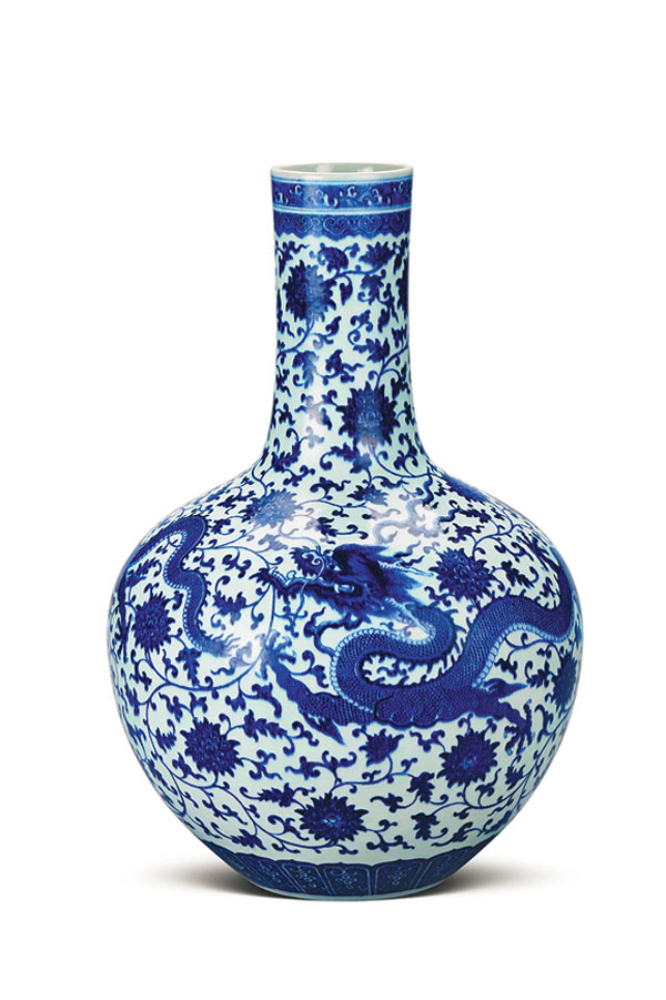 ●清乾隆青花蓮紋游龍天球瓶《大清乾隆年製》款