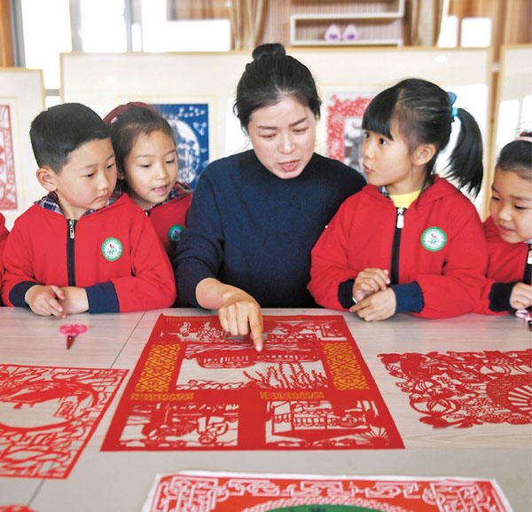  ● 浙江湖州一所幼兒園開展「紅船精神共傳承」特色剪紙活動。 新華社