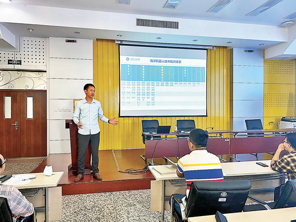 ● 廖煜雷在給博士學生上課。