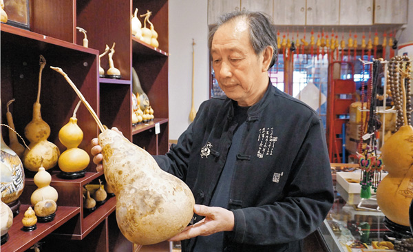 ●鄭國華展示鎮店之寶《荷塘悅色》。