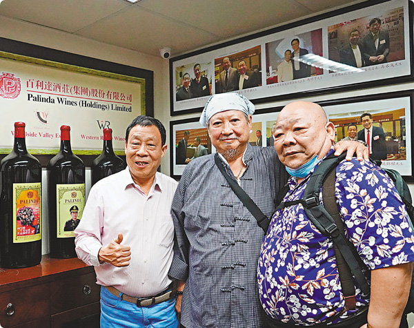 ●洪金寶(中)的愛駒日前勝出，獲元庭(右)及黃特平祝賀。