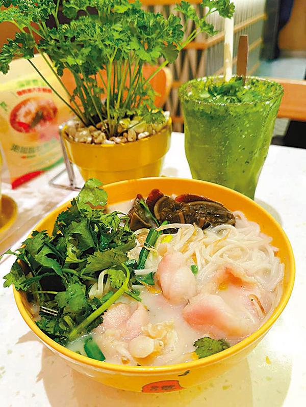 ●香茜皮蛋魚湯米線配脆肉鯇與凍香茜青檸雪碧