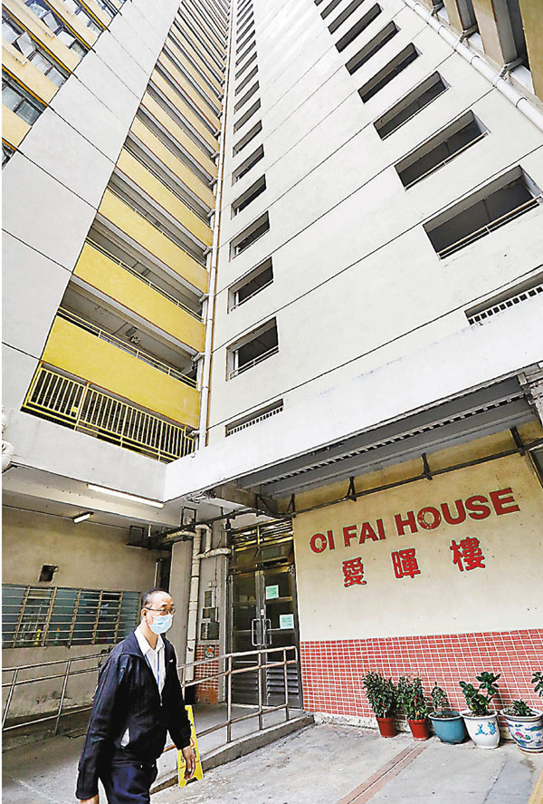 ●屯門友愛邨愛暉樓第四次撤離，並設強檢流動採樣站助居民檢測。香港文匯報 記者  攝