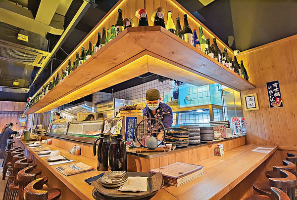 ●餐廳內採用開放式廚房設計