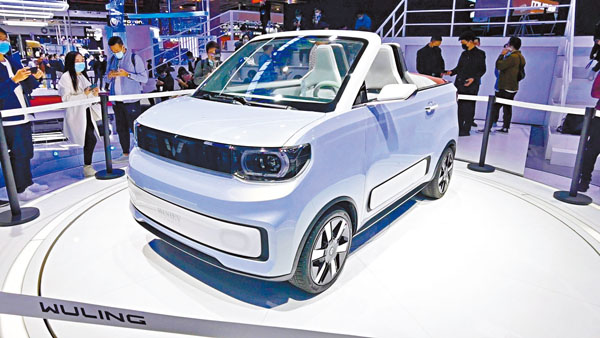 ● 宏光MINI EV CABRIO外形可愛，售價不足10萬元。 香港文匯報記者孔雯瓊  攝