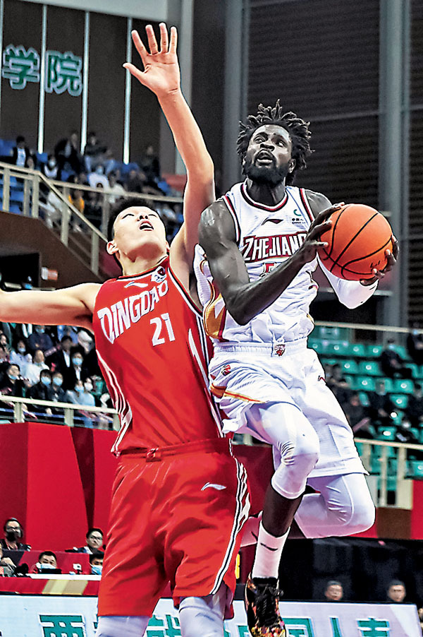 ●浙江（白衫）挫青島，隊史首晉CBA季後賽四強。 新華社