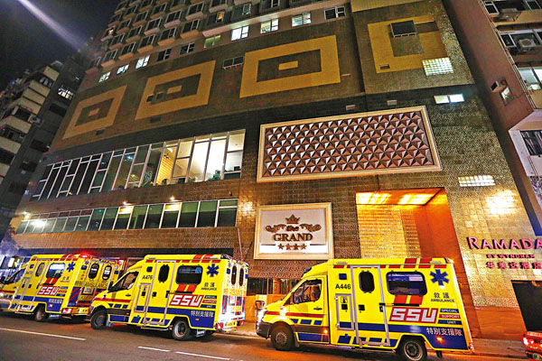 昨晚，尖沙咀華美達華麗酒店有多名住客不適，經救護車及身穿保護衣的救護員送院治療。 香港文匯報記者  攝